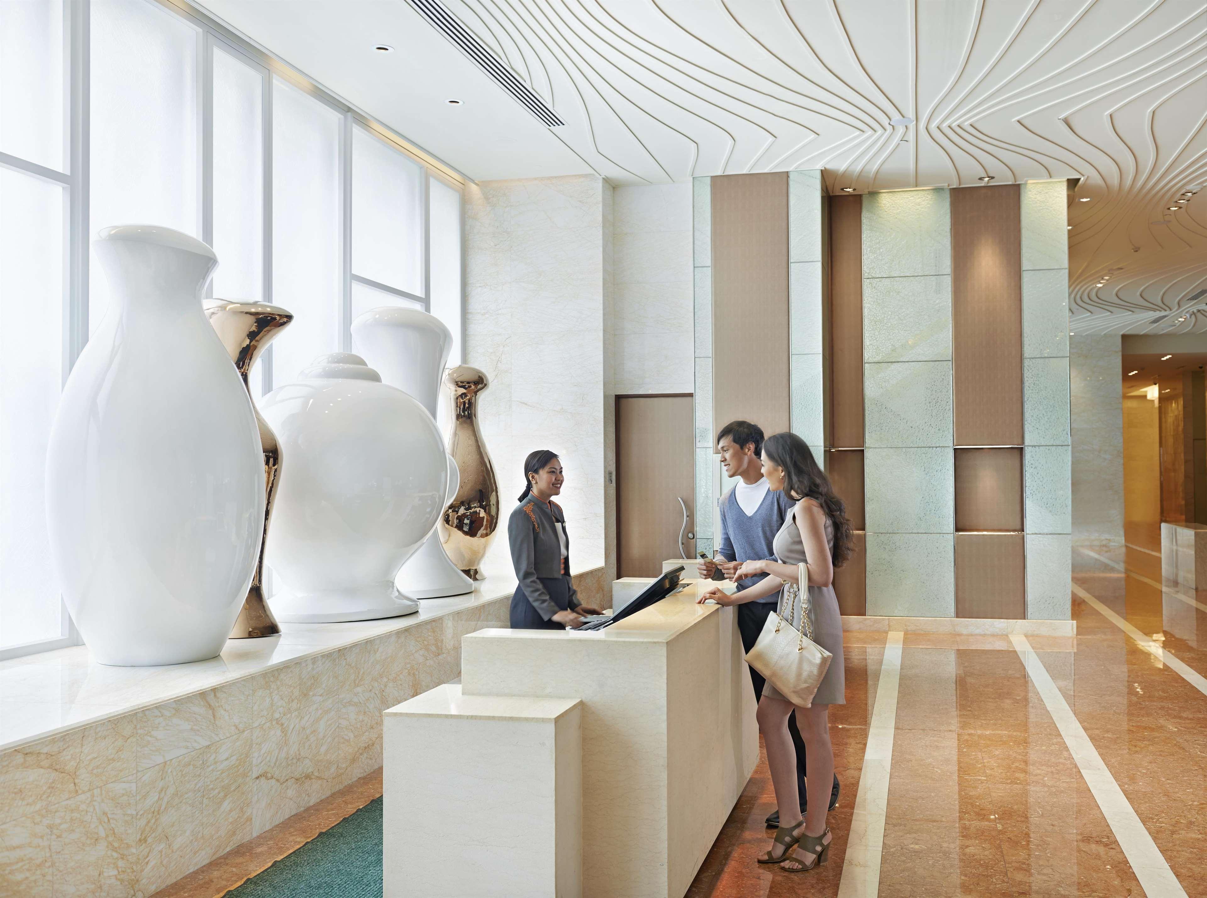 Fairmont Makati Otel Makati City Dış mekan fotoğraf Concierge at the Mandarin Oriental, Hong Kong