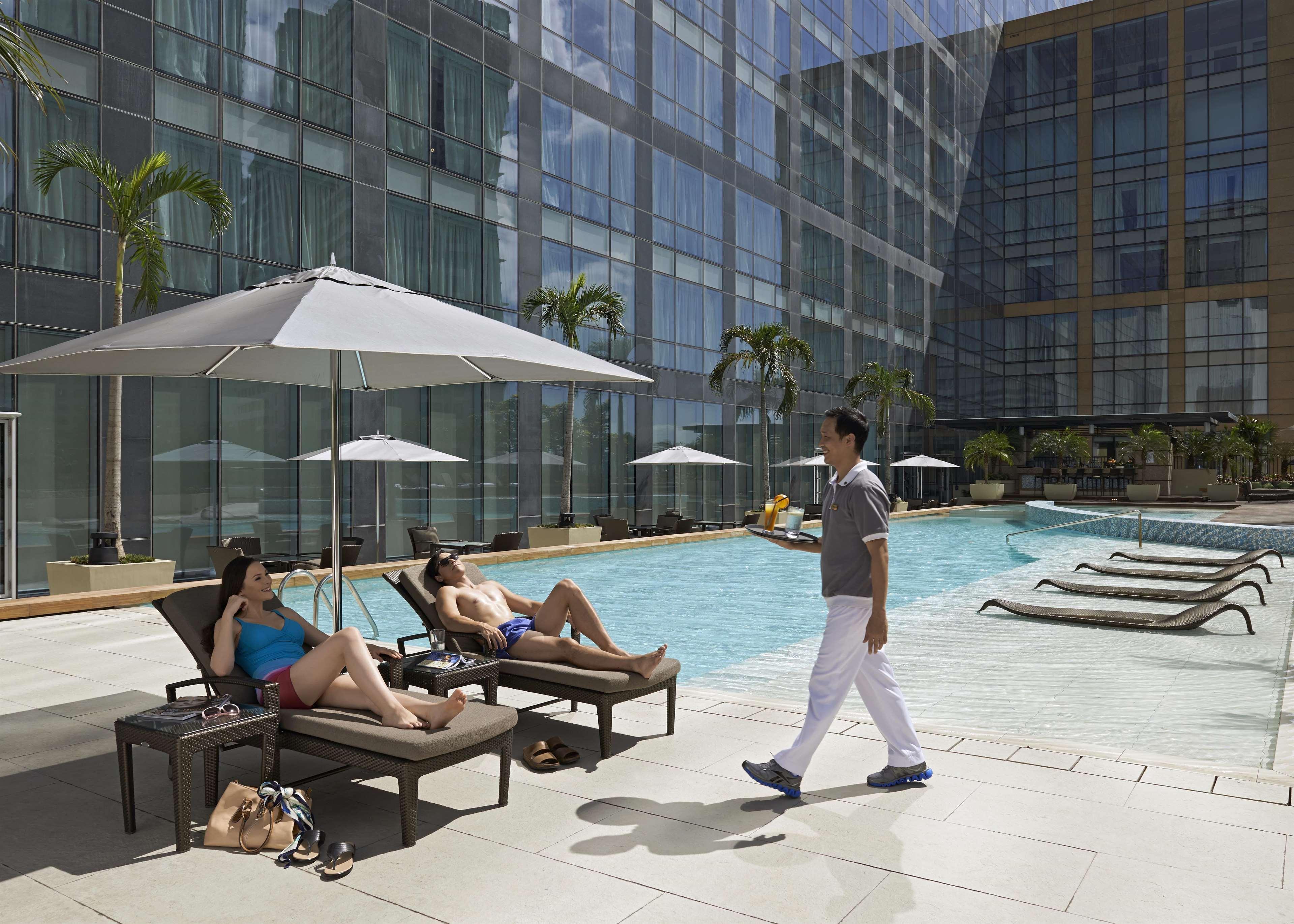 Fairmont Makati Otel Makati City Dış mekan fotoğraf The pool at the hotel