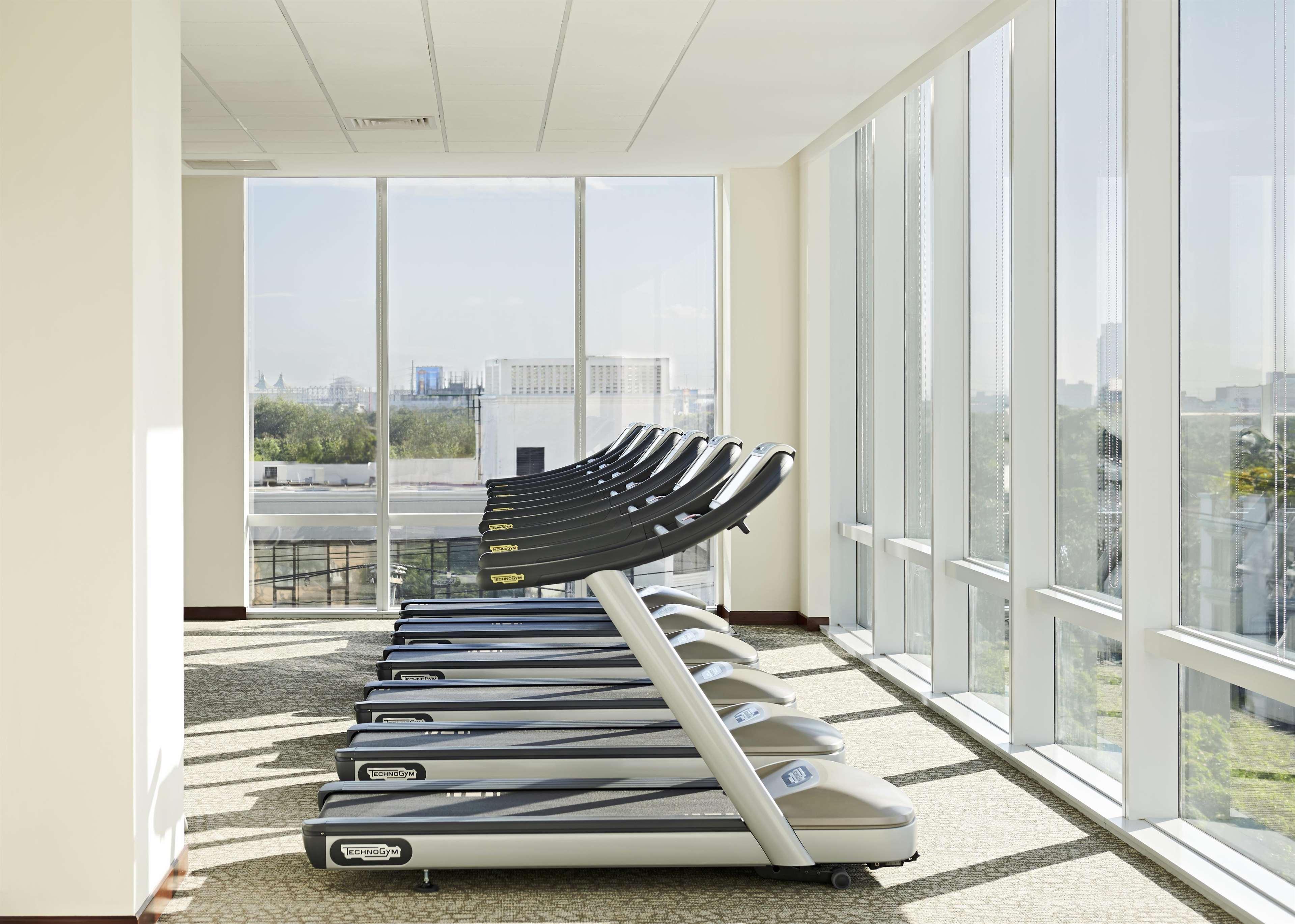 Fairmont Makati Otel Makati City Dış mekan fotoğraf The gym at the hotel