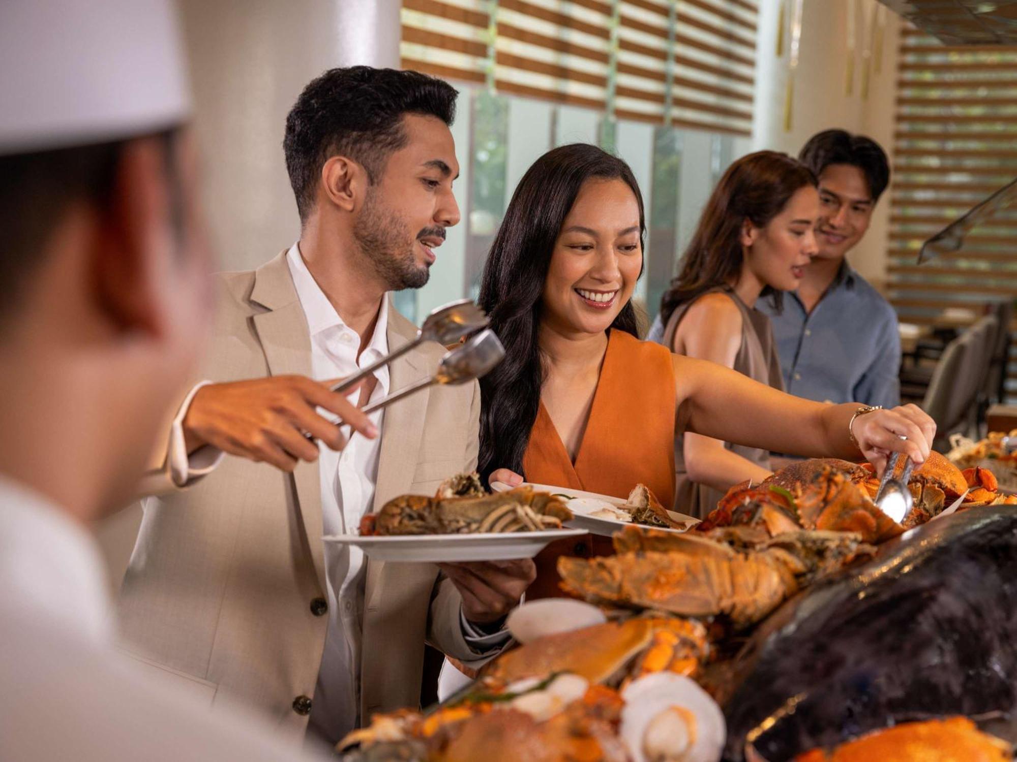 Fairmont Makati Otel Makati City Dış mekan fotoğraf A buffet at a hotel