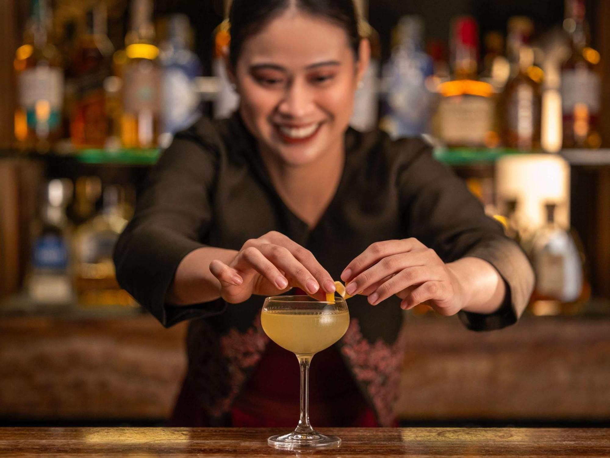 Fairmont Makati Otel Makati City Dış mekan fotoğraf A bartender at work