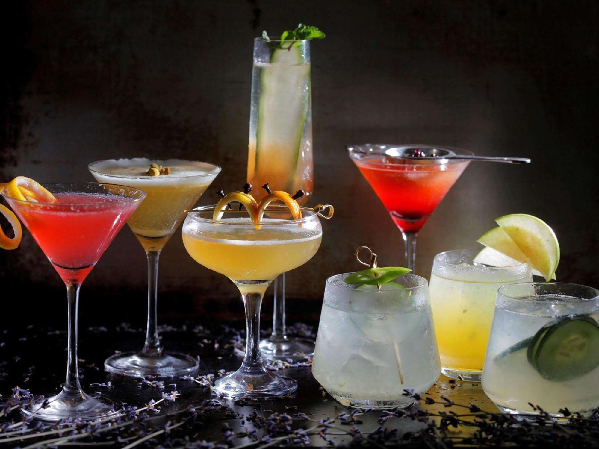 Fairmont Makati Otel Makati City Dış mekan fotoğraf A selection of cocktails