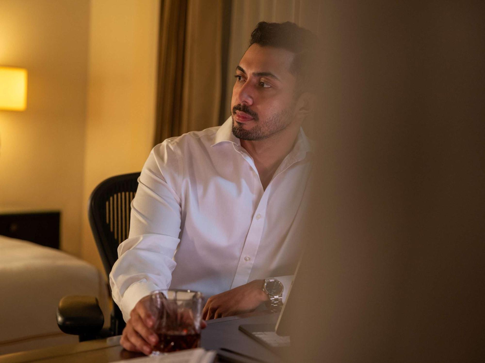 Fairmont Makati Otel Makati City Dış mekan fotoğraf A man drinking coffee