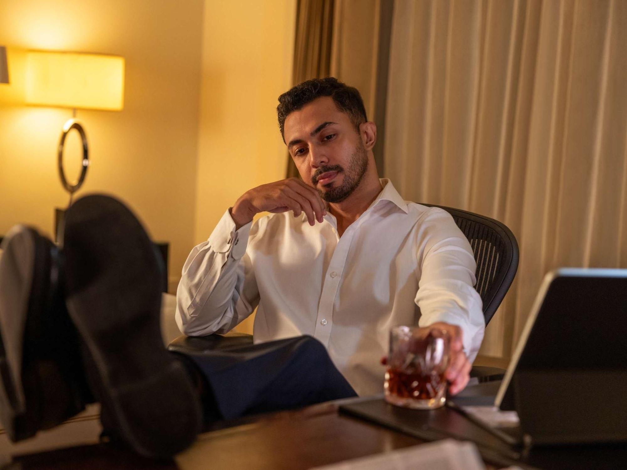 Fairmont Makati Otel Makati City Dış mekan fotoğraf A businessman drinking alcohol
