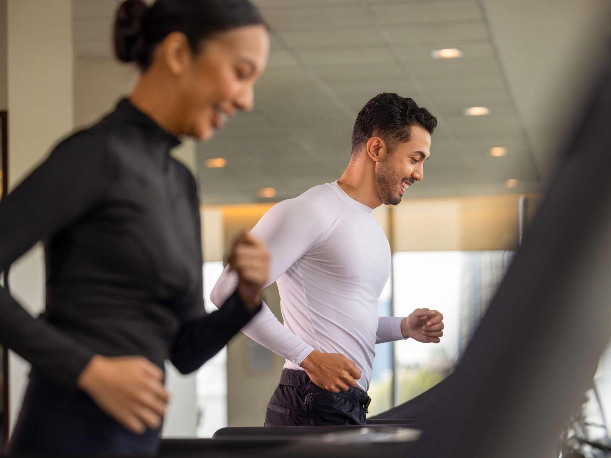 Fairmont Makati Otel Makati City Dış mekan fotoğraf People exercising on a treadmill