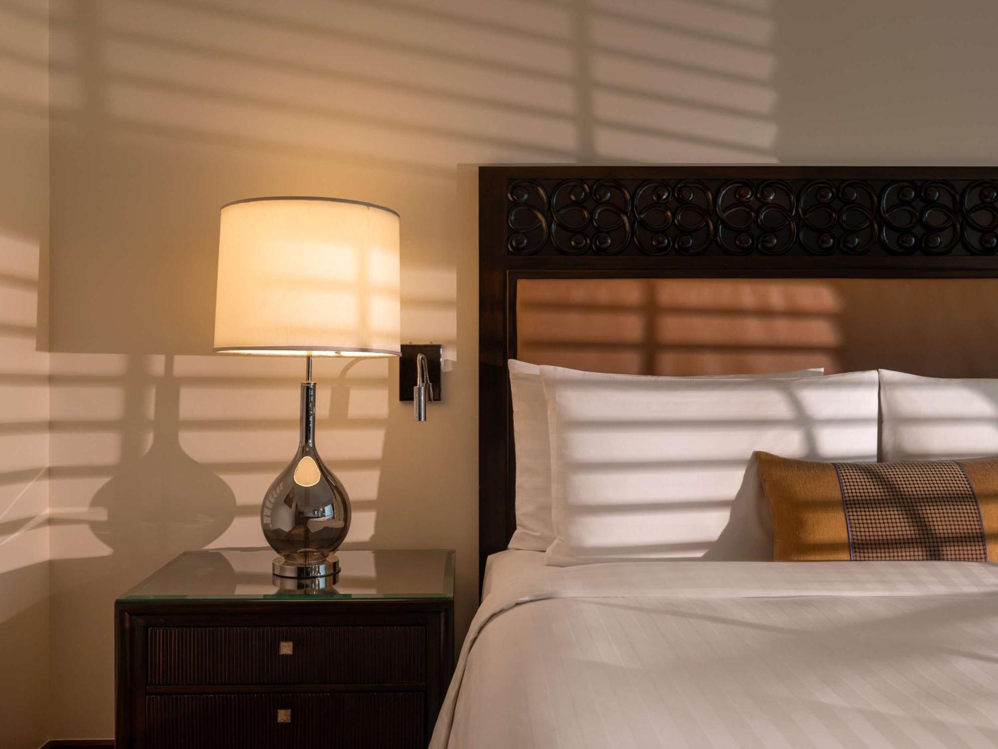 Fairmont Makati Otel Makati City Dış mekan fotoğraf A lamp on a bedside table