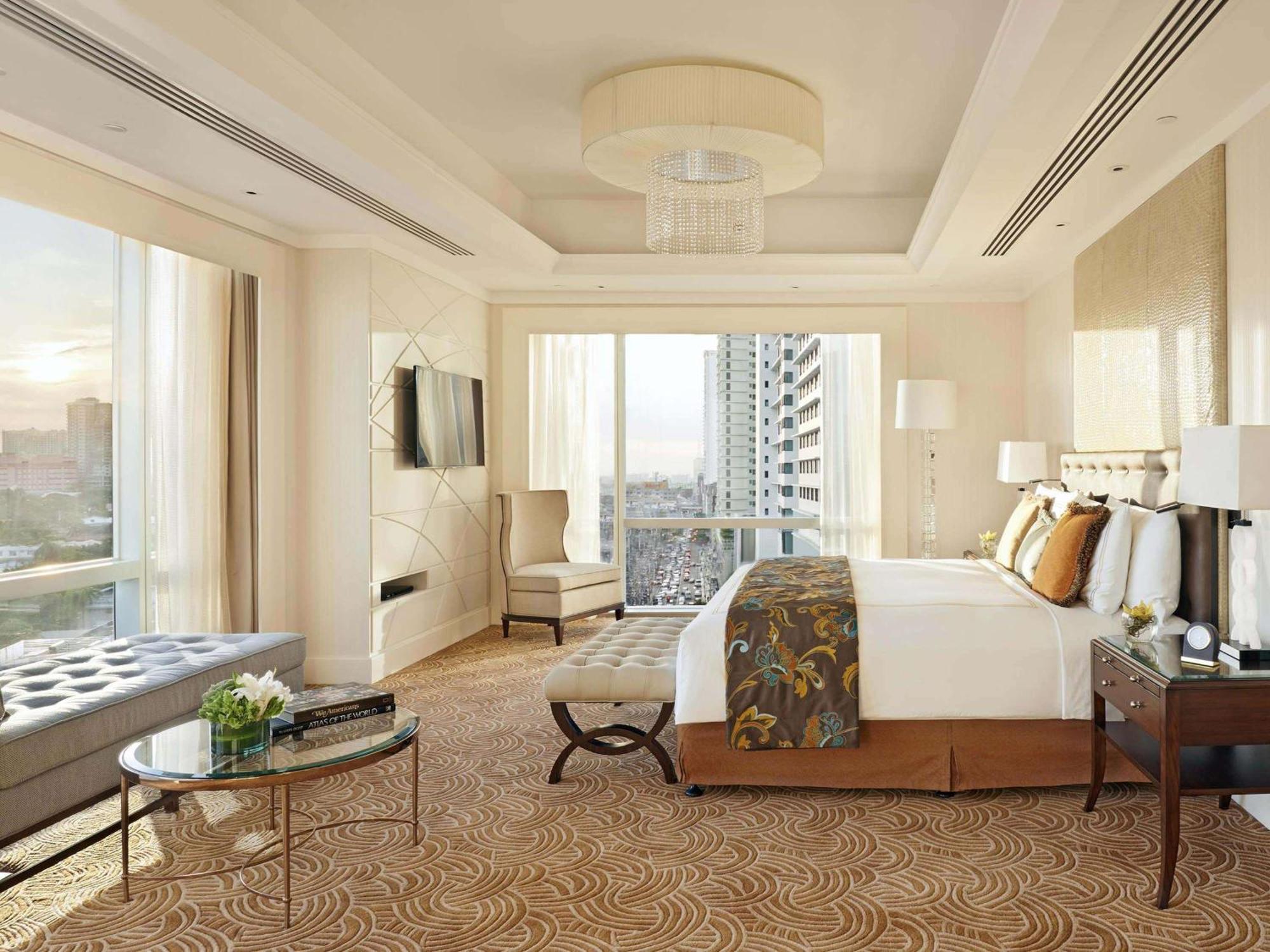 Fairmont Makati Otel Makati City Dış mekan fotoğraf A bedroom at the Shangri-La Hotel, Kuala Lumpur