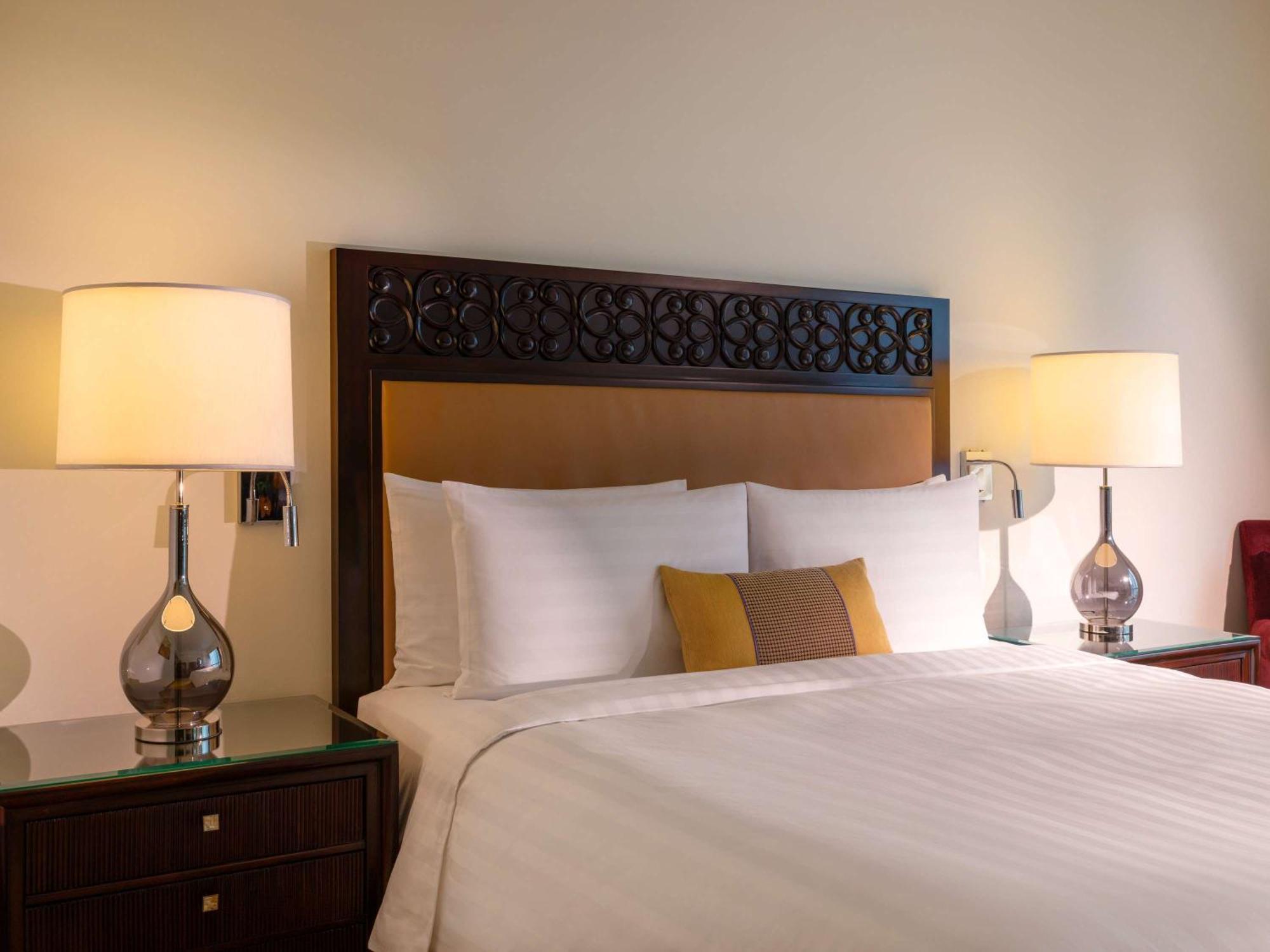 Fairmont Makati Otel Makati City Dış mekan fotoğraf A bed with a headboard