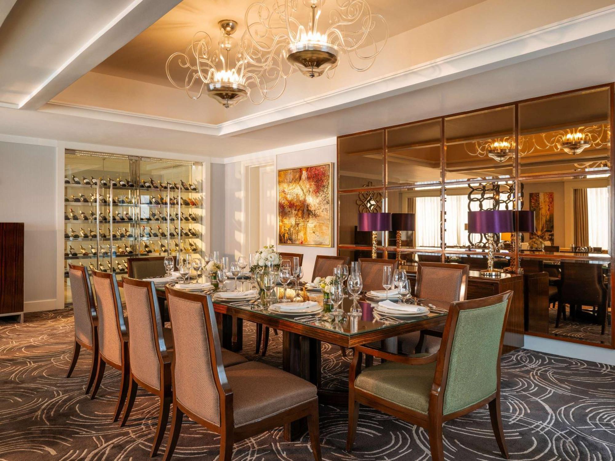 Fairmont Makati Otel Makati City Dış mekan fotoğraf The Wine Room