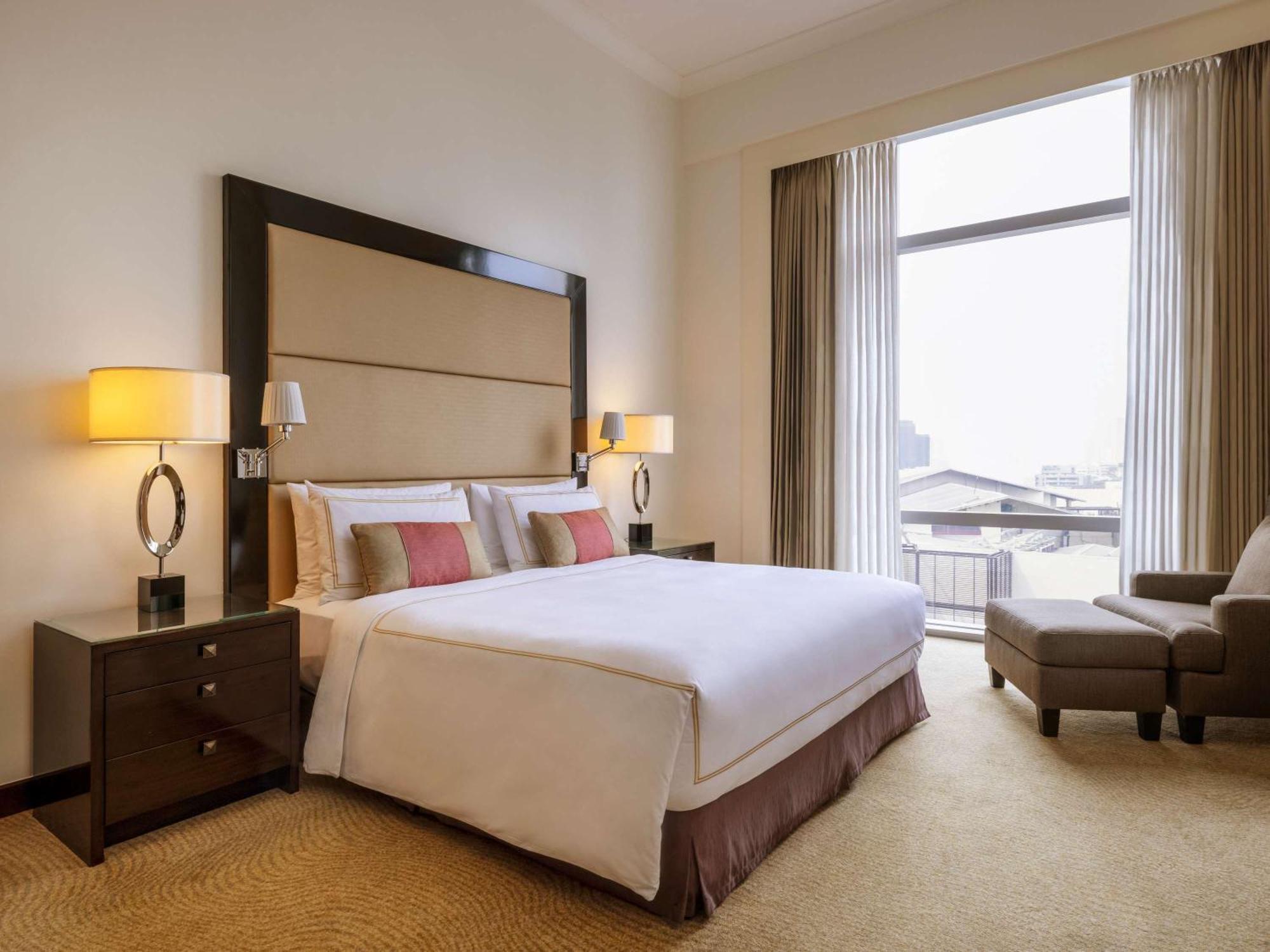 Fairmont Makati Otel Makati City Dış mekan fotoğraf A bedroom at the hotel