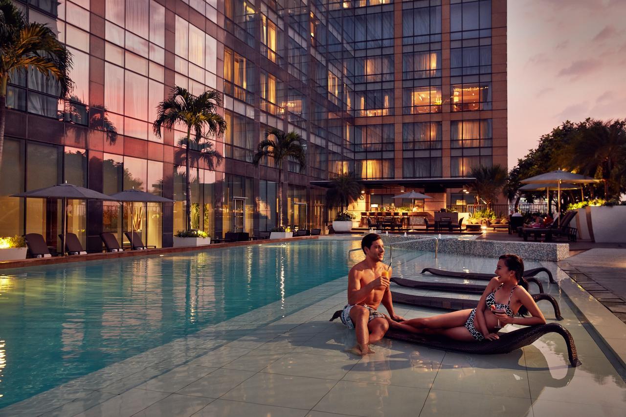 Fairmont Makati Otel Makati City Dış mekan fotoğraf The pool at the hotel